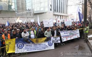 Više stotina boraca i sindikalista protestira ispred zgrade Parlamenta